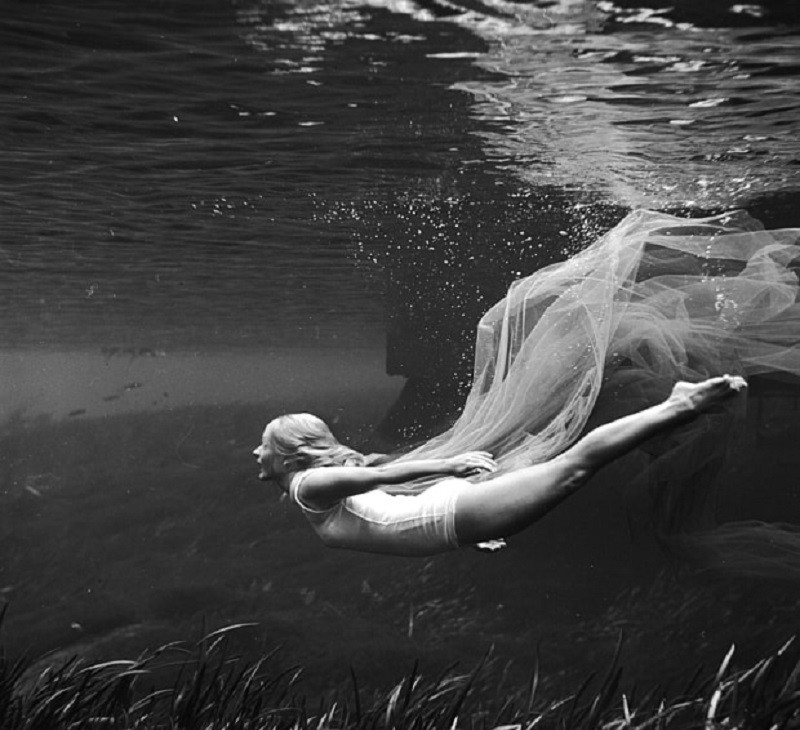 Снимки девушек под водой.Сложно поверить, но эти фотографии были сняты в 1938 году