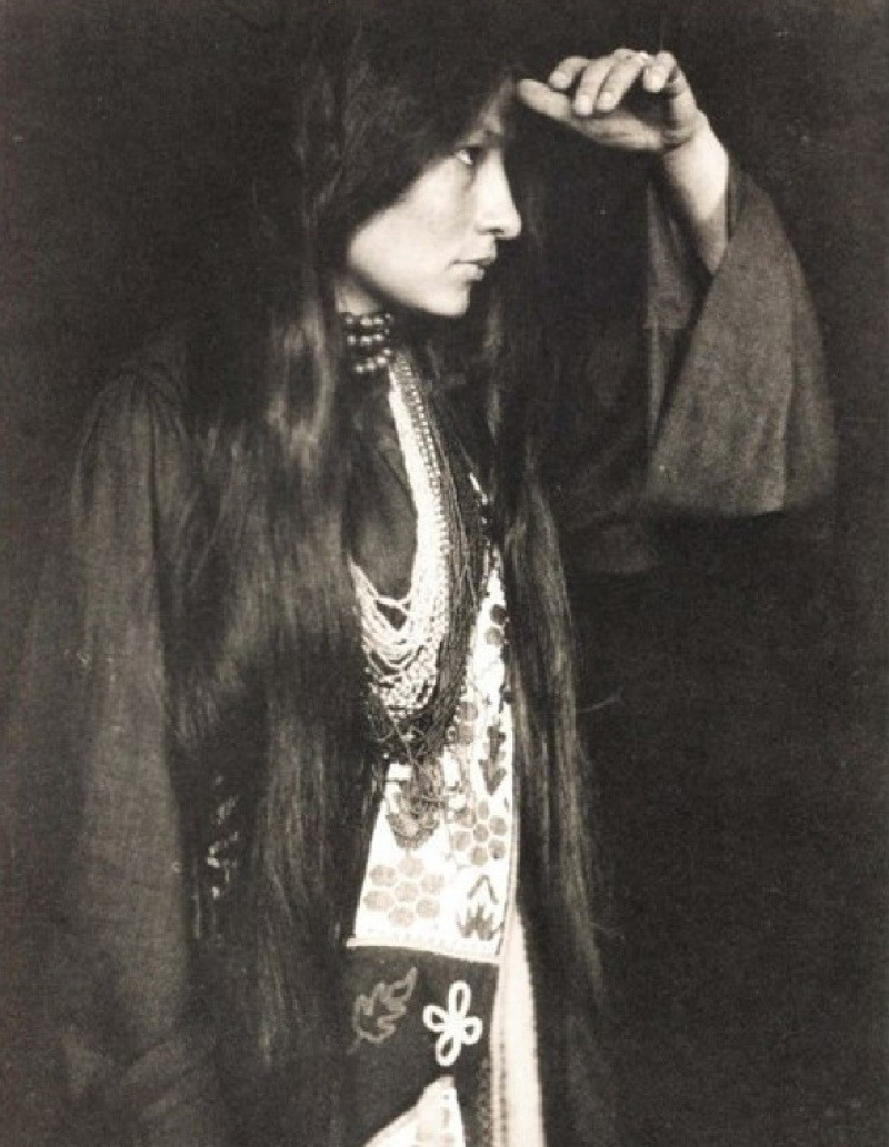 8. Портрет коренной американки, 1926 год. Как же мало их сейчас осталось.