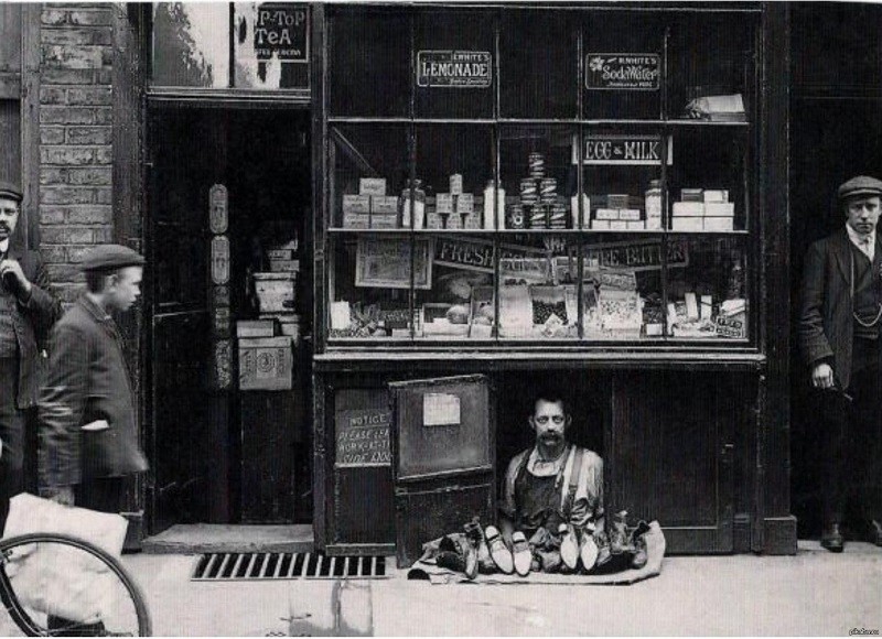 7. Самый маленький в мире магазин. Площадь — примерно 1,2 м². Лондон, 1900 год.