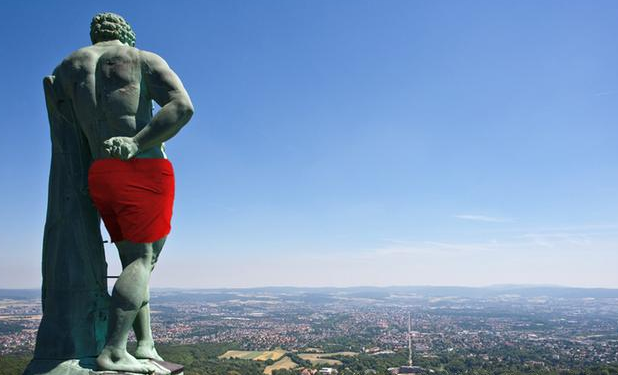 Статуе Геркулеса пририсовали красные плавки, чтобы её не забанили в "Фейсбуке"