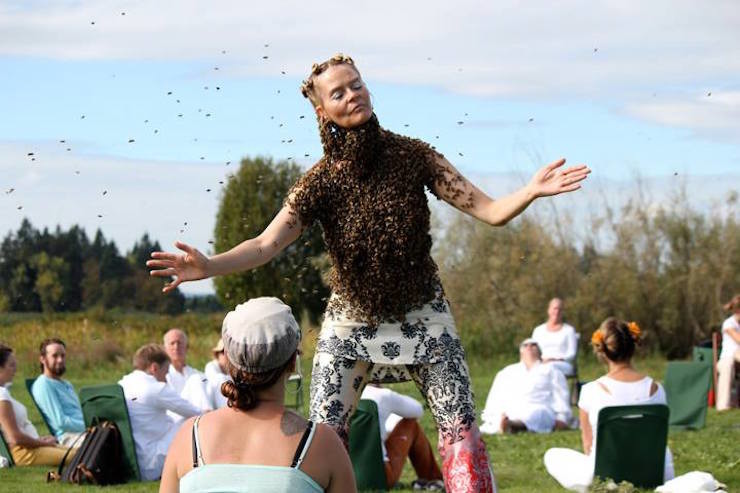 45-летняя американка носит на теле 12 тысяч пчел, чтобы исцелять людей