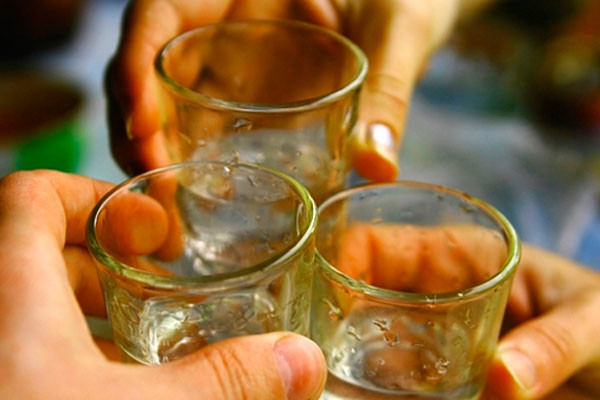 Один участник конкурса "Кто выпьет больше водки" погиб,пятеро в реанимации