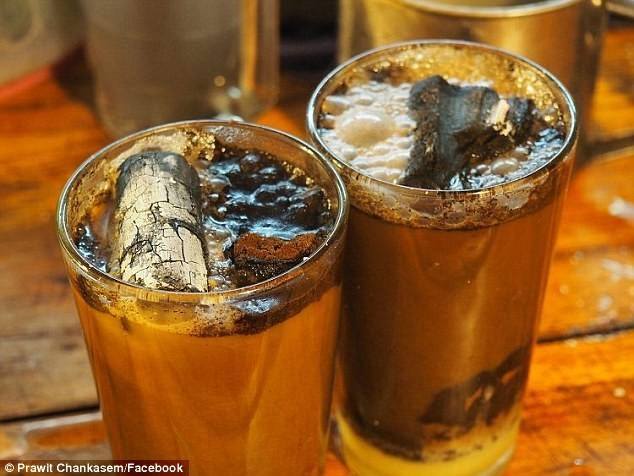В индонезийском городе Джокьякарта можно заказать напиток Kopi Joss  - кофе с кусочком раскаленного угля. Этот напиток был придуман в 60-е для тех, кто мучается проблемами пищеварительного тракта