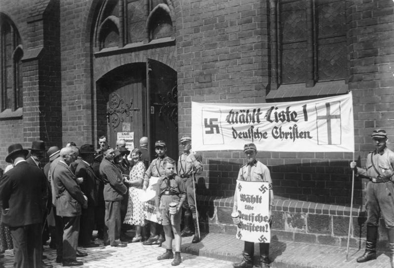 19. Члены НСДАП с предвыборной агитацией у ворот церкви, Берлин, 23 июля 1933 г