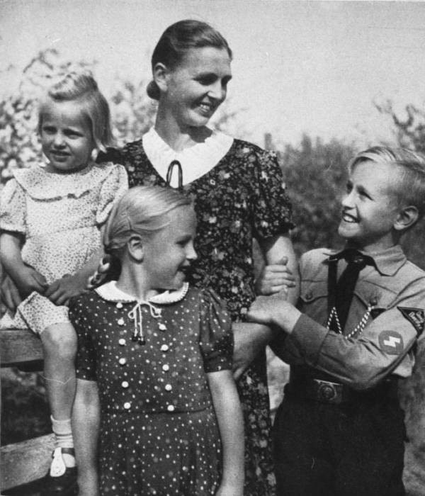 14. Семья с восхищением смотрит на мальчика в форме гитлерюгенда, февраль 1943 г.