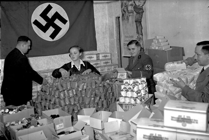 3. Волонтеры собирают рождественские пожертвования для бедных, Берлин, декабрь 1935 г.