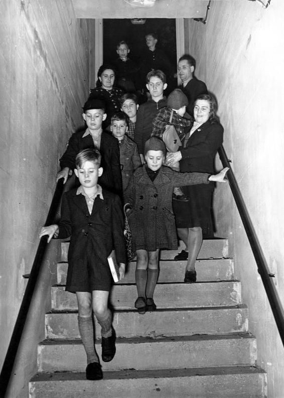 30. Дети с родителями спускаются в бомбоубежище, Берлин, октябрь 1941 г.