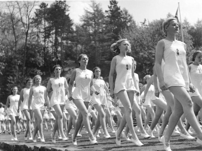 5. Представительницы Союза немецких девушек (женский аналог гитлерюгенда) занимаются гимнастикой, 1941 г.