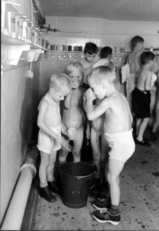31. Мальчики на ночлеге в бомбоубежище Имперского министерства авиации, Берлин, 1940 г.