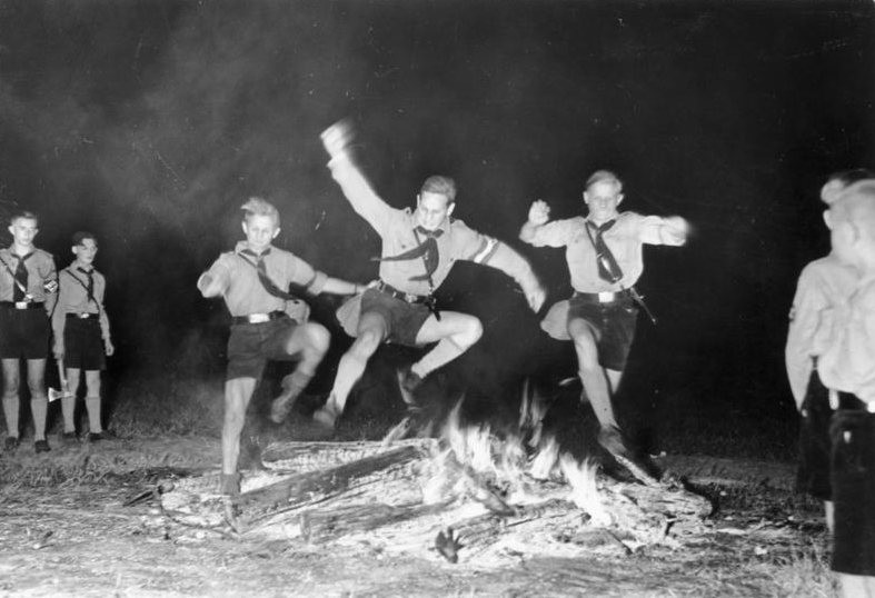 20. Ритуальные прыжки через костер во время традиционного праздника летнего солнцестояния, Берлин, 1937 г.