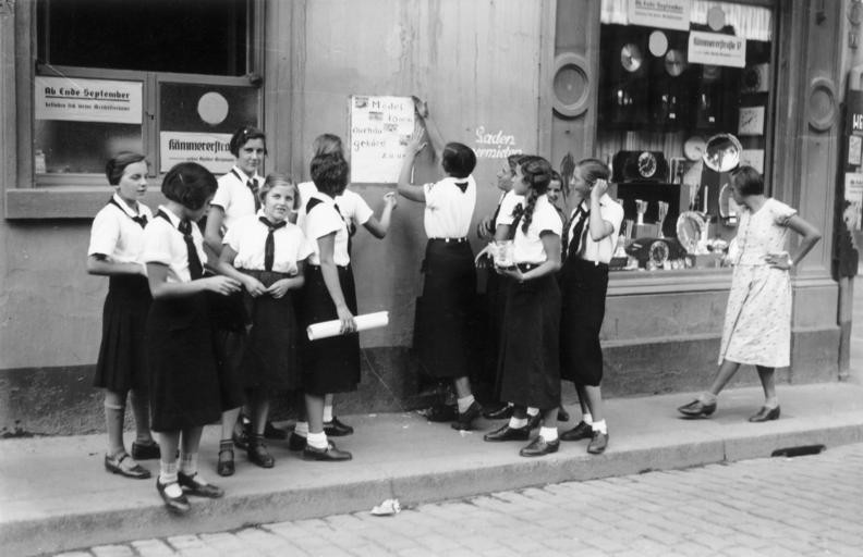 13. Активистки Союза немецких девушек вывешивают плакаты о своей организации, Вормс, 1933 г.