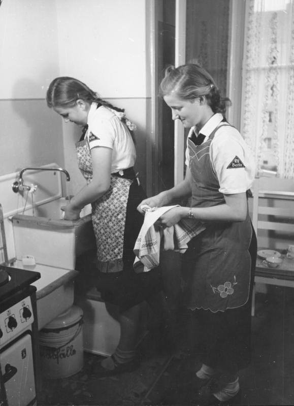 16. Активистки Союза немецких девушек делают уборку, Берлин, дата неизвестна.