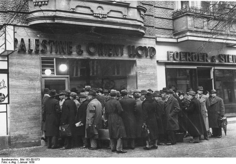 17. Евреи стоят в очереди к туристическому агентству в надежде уехать из Германии, Берлин, январь 1939 г.