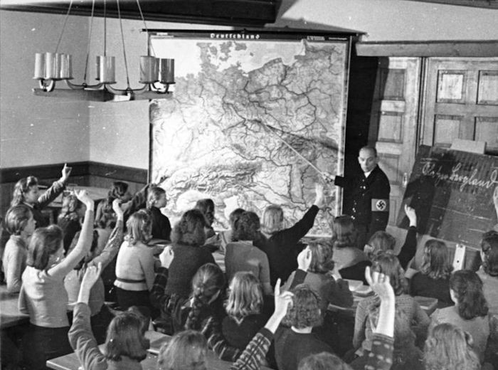 6. Немецкие дети на уроке географии в нацистской школе в Силезии (Польша), октябрь 1940 г.
