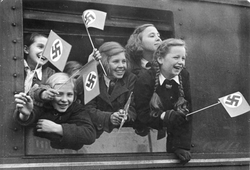 4. Дети машут флажками, отправляясь из Берлина в эвакуацию, ок. 1940-1945 гг.