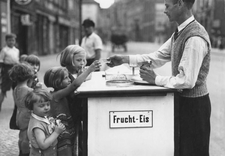 2. Дети покупают фруктовое мороженое с лотка, Берлин, 1934 г.