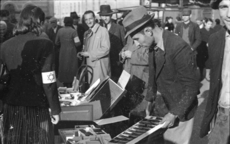 15. Еврейка рассматривает товар уличного торговца, Радом (Польша), 1940 г.
