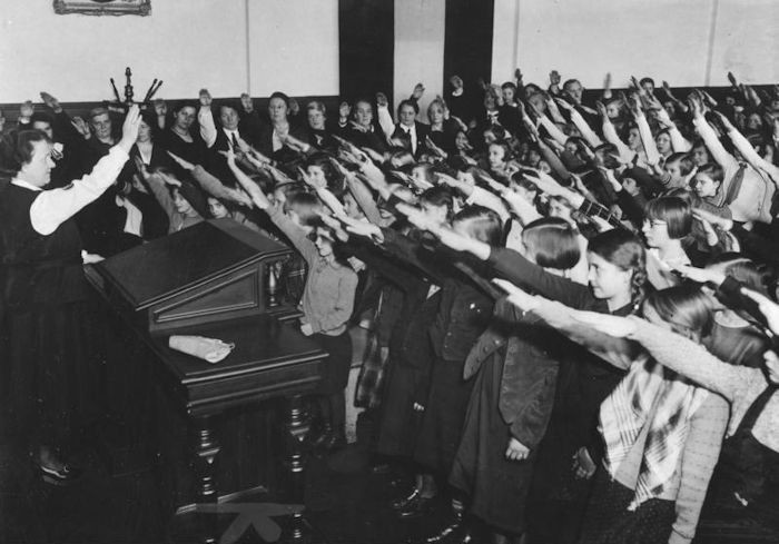 1. Ученики приветствуют учителя, Берлин, январь 1934 г.