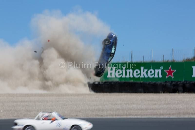 Заряженный универсал Mercedes взлетел в воздух на треке