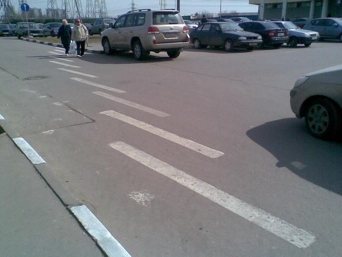 Пешеходный переход в России больше похож на смертельный квест