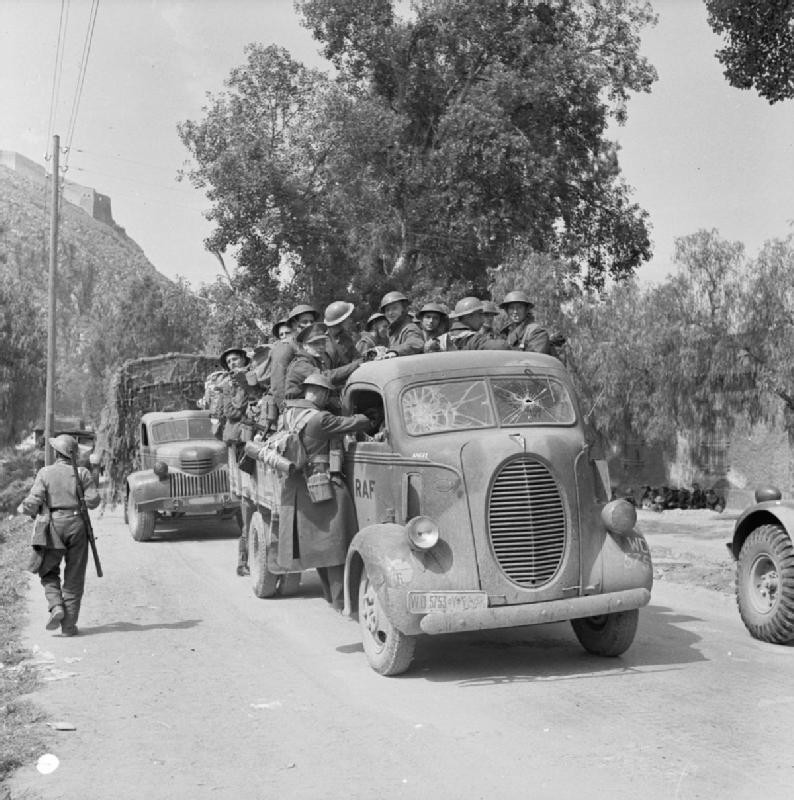 А вот так выглядел фордовский COE  в обычном исполнении. Здесь он служит британцам во время короткой кампании в Греции. Фото 1940 года.