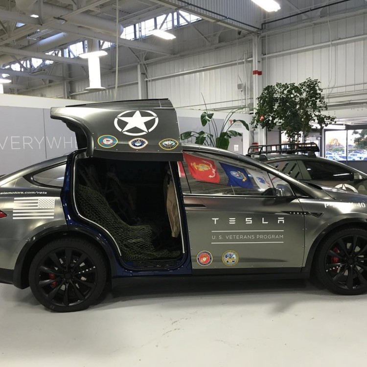 Tesla Model S в цифровом камуфляже ко Дню ветеранов