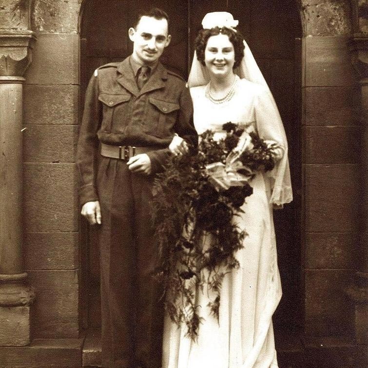 Джеффри также опубликовал их свадебное фото, сделанное 65 лет назад  