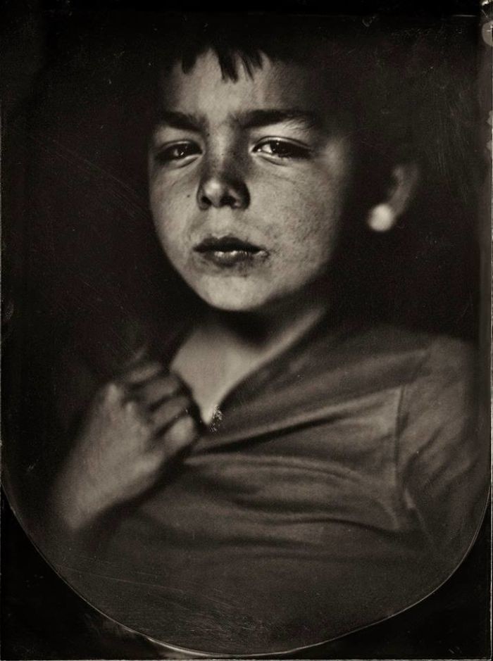Мрачные портреты детей, созданные в технике XIX века