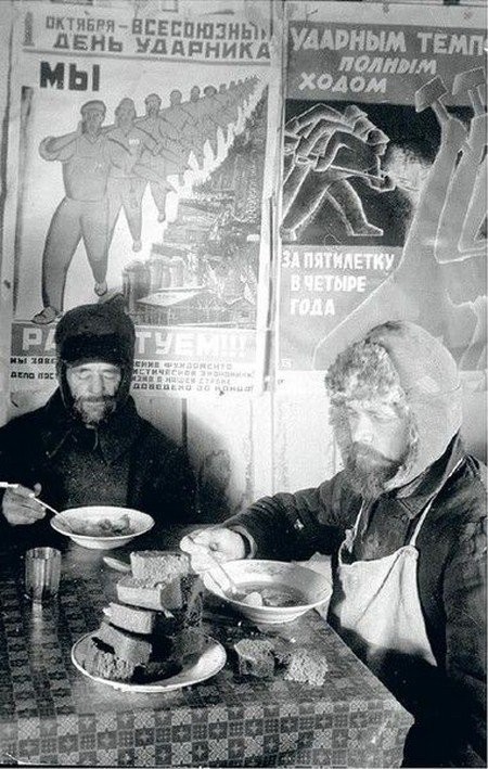 Советские плакаты в столовой,1930-е