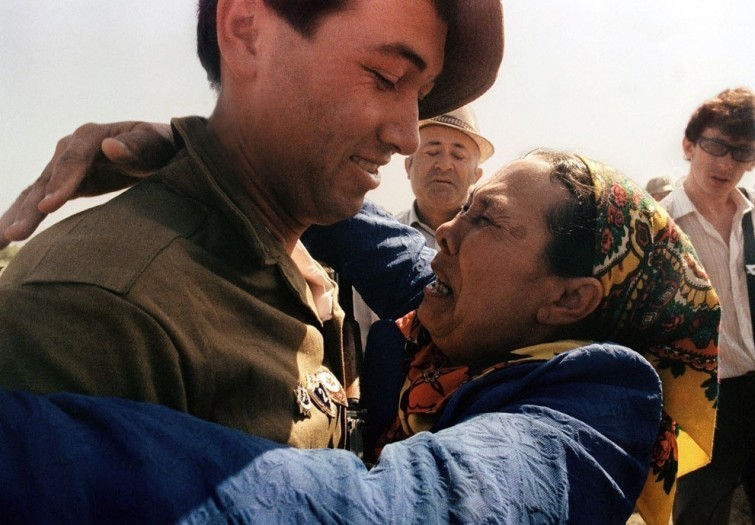  Мать обнимает сына, советского солдата, который только что пересек советско-афганскую границу в Термезе, 21 мая 1988 года 