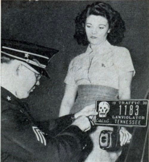 Автомобильные номера для злостных нарушителей со спец. значками значительно упрощали работу полисменов, США, 1939 год.