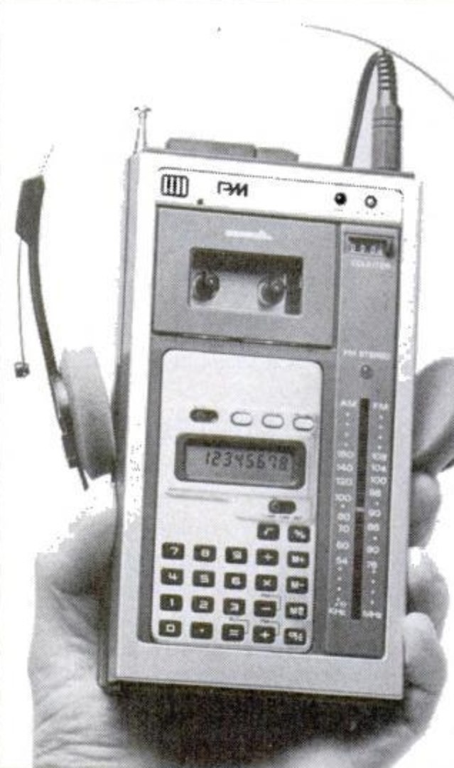 AM–FM стерео, микрокассетный рекордер–плеер, калькулятор, цифровые часы с будильником, 1983 год.