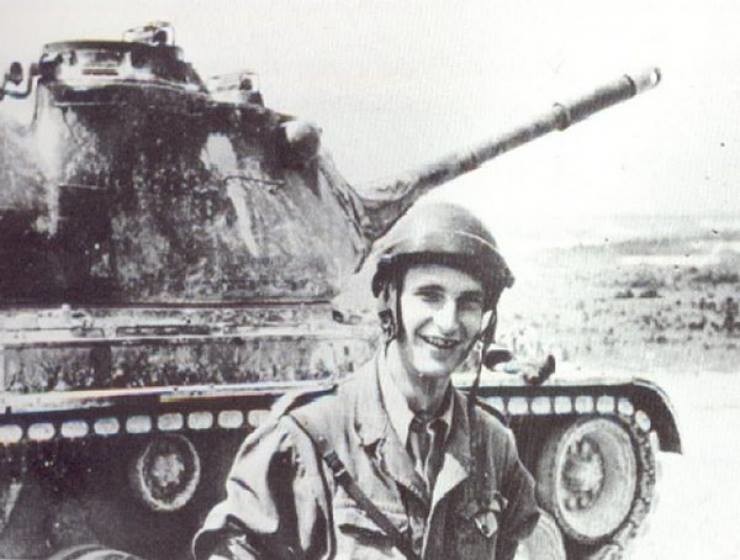 Лейтенант Жак Ширак,будущий президент Франции,у танка M47 Patton II, Алжир, 1956 год.