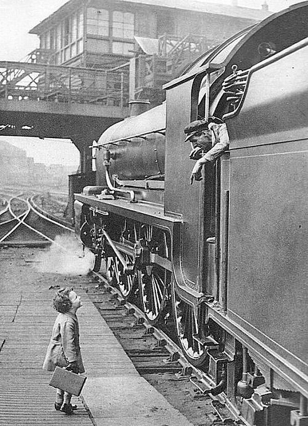 13. Маленький мальчик разговаривает с локомотивной бригадой, Waterloo Station, 1924