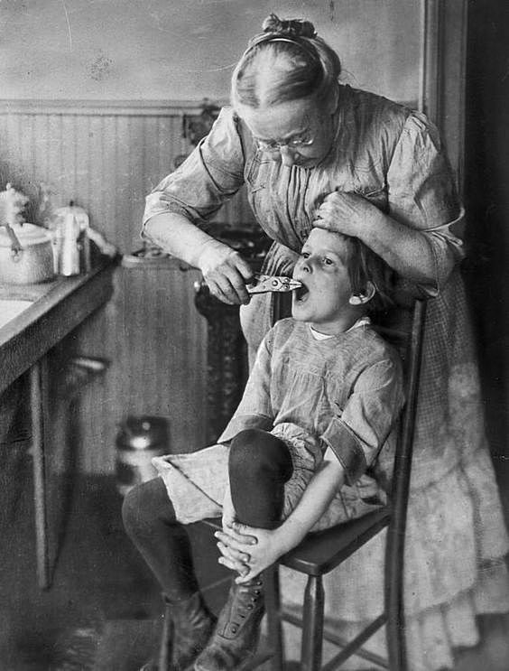 15. Американский кабинет стоматология в 1920-х годах.