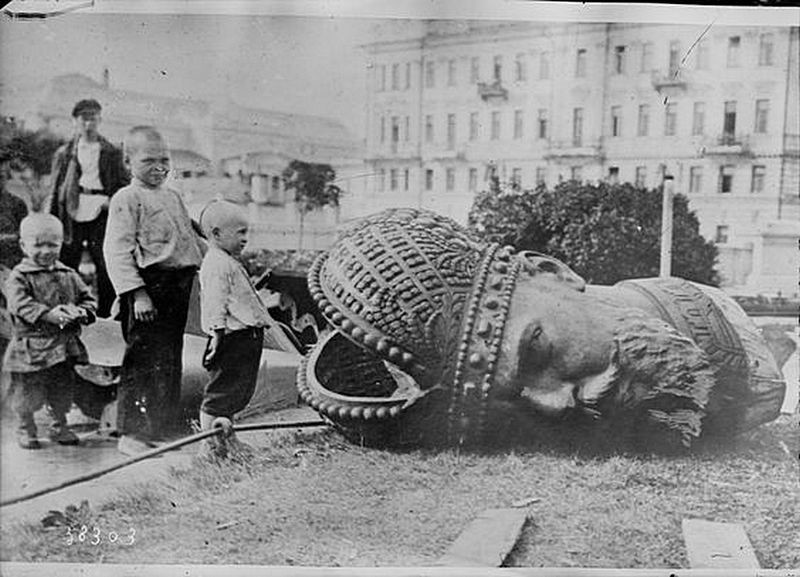 17.  Разбитая статуя Александра III в Москве. 1920 г.