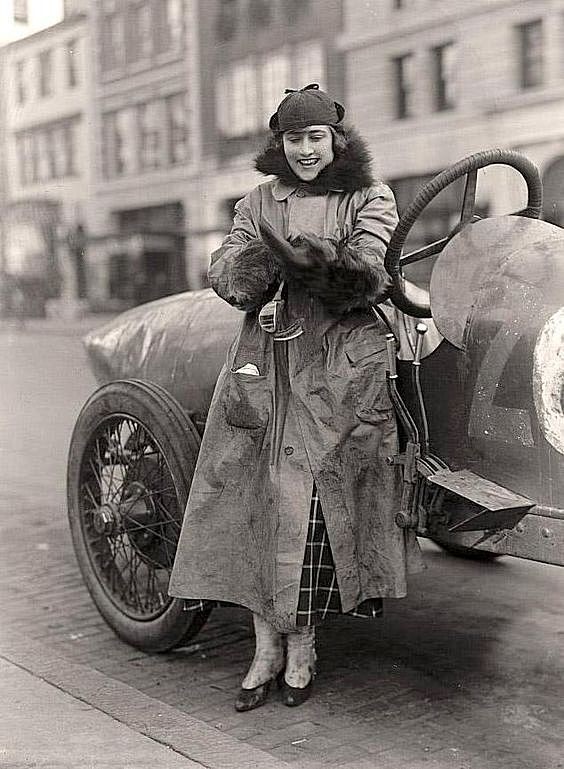 29. Женщина-автогонщик, мисс Элинор Блевинс, 1915.