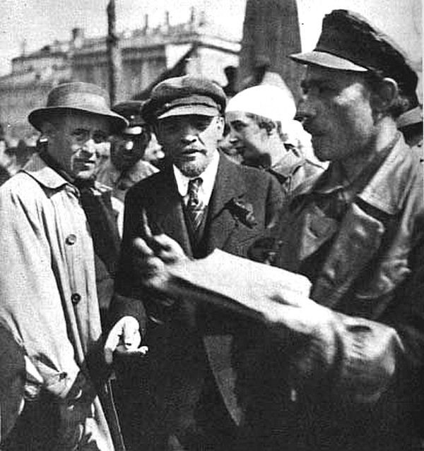 64. Ленин на закладке первого камня для памятника K Маркс, на Театральной площади (ныне площадь Свердлова). Москва. 1 мая 1920
