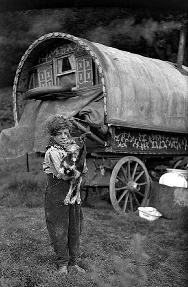 21. Цыганский мальчик и собака, около 1920, Англия