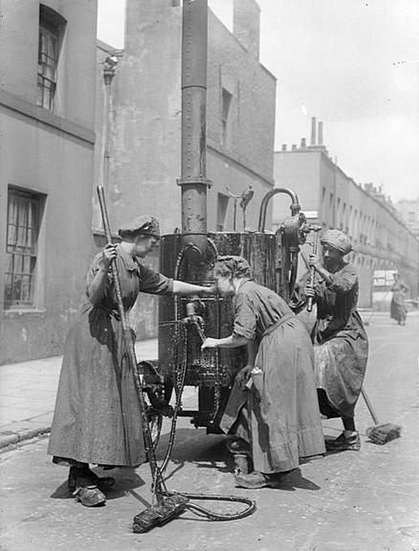 26. Работницы напыления смолы на дорогах Лондона. 1914-1918 год.