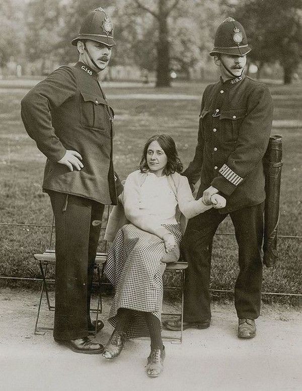 27. Арест  суфражистки. Лондон, 1918
