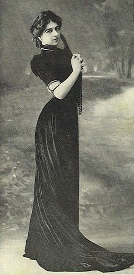 32.  Маргарет Гертруда Целле, более известная как Мата Хари - танцовщица, куртизанка и шпионка.