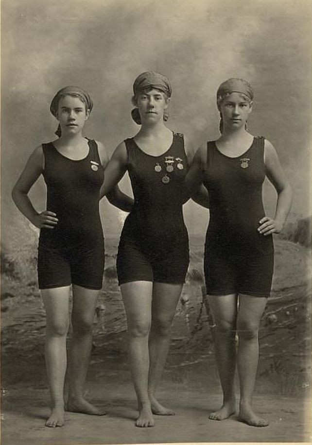 8. Три девушки позируют после соревнований в спортивных купальниках с медалями. 1914 год