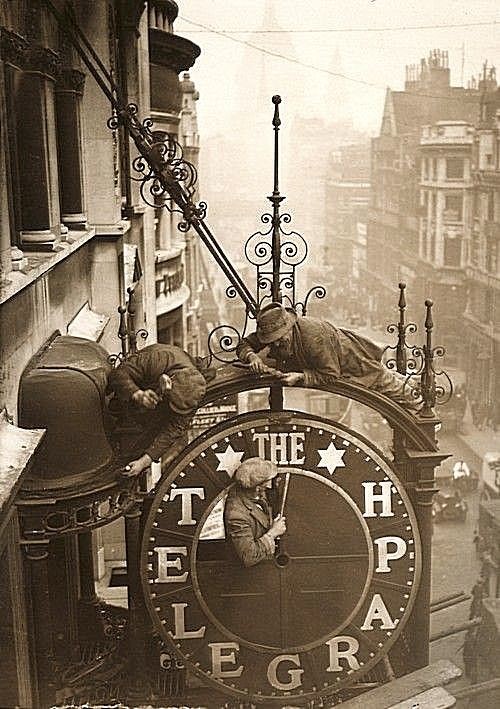 9. Демонтаж часов  Daily Telegraph на реконструкцию. 1930 год.
