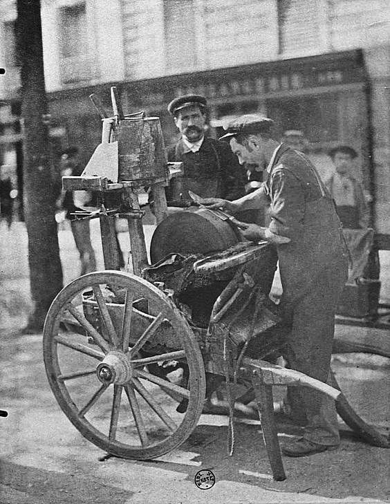 41.  Уличные коммерсанты - точильщик. Париж, 1910