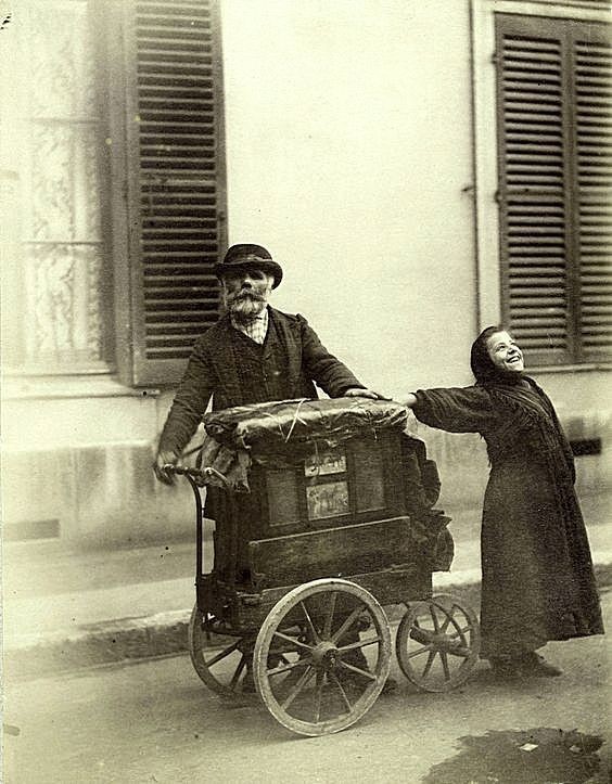 42. Певица и уличный шарманщик, Париж в 1898 году