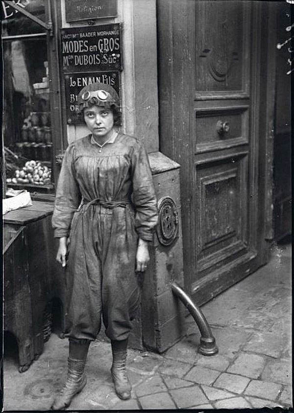 48.  Автомобилистка. Париж, июнь 1917
