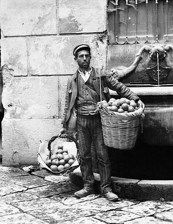 55.  Уличные торговцы - продавец томатов. Италия, начало ХХ века.