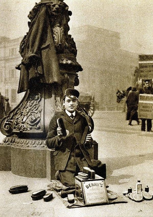 5. Уличный чистильщик  обуви. Лондон. 1920 год.