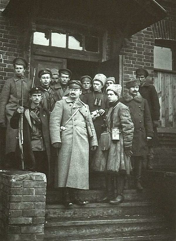 65. Лев Троцкий со своими телохранителями, 1919.